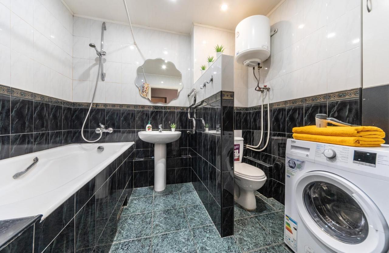 Уютная Квартира Для Семьи На Оболони Apartment Kiev Ngoại thất bức ảnh